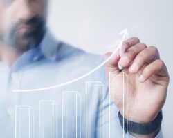 Man giving a business presentation using a high technology digit sacarle provecho a una empresa